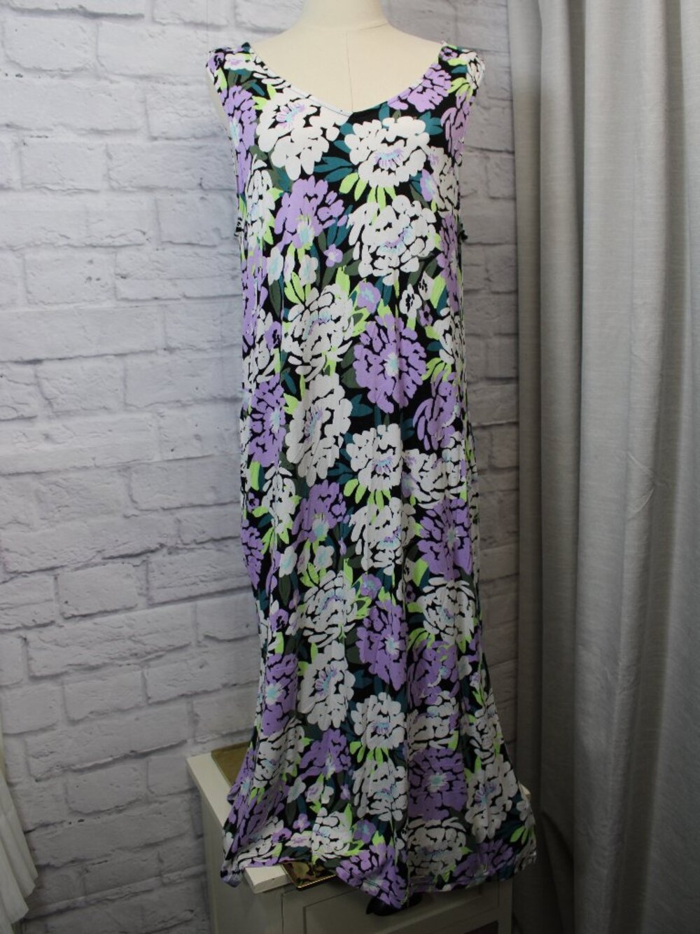 Joyspun Large Bold Floral Sleeveless V Neck Maxi Nightgown Leg Slits Summer